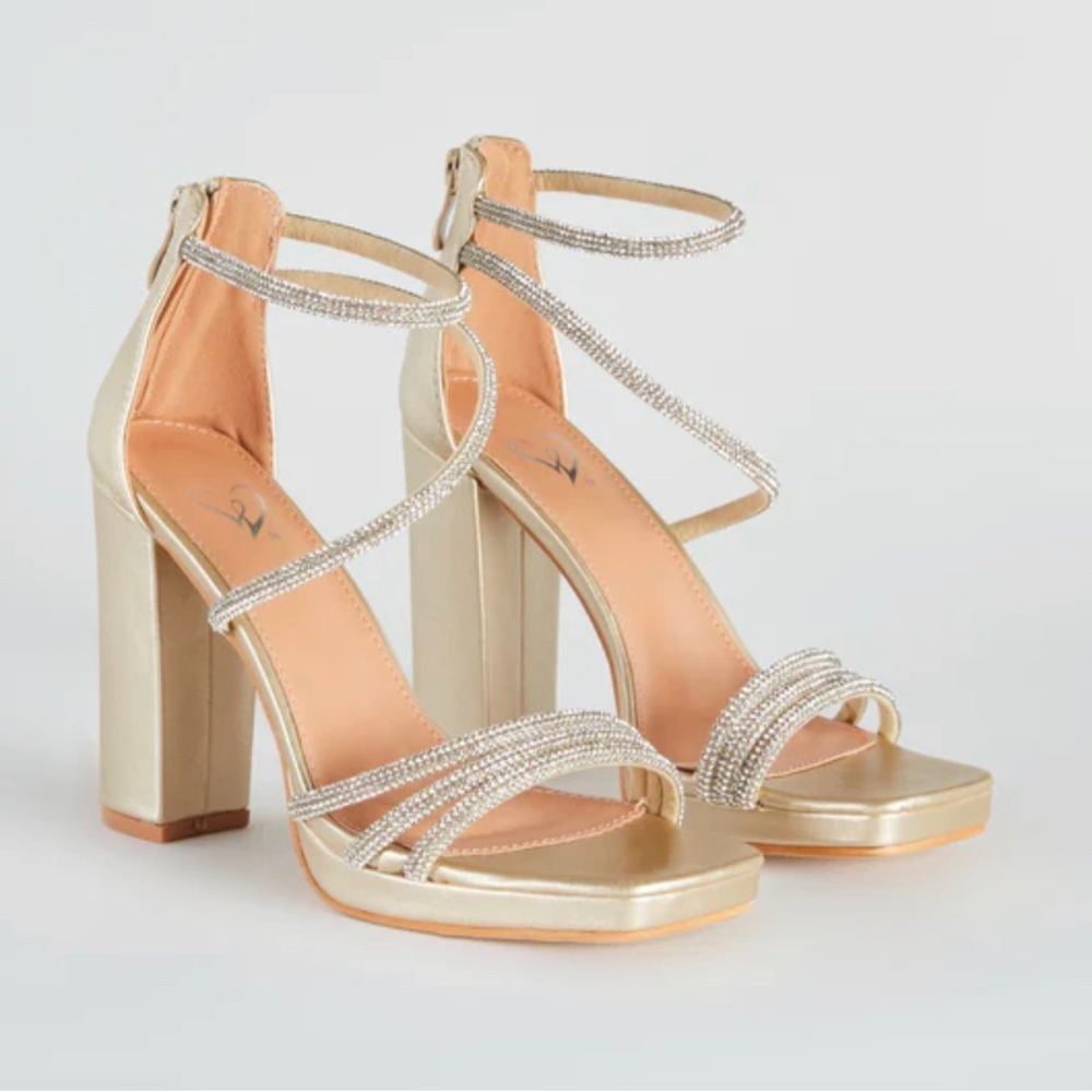 Heels from Windsor size 8 the color is a gold champagne